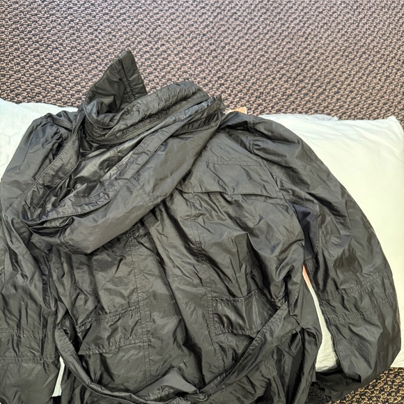 Lululemon rain jacket with hood lightweight - Picture 4 of 5